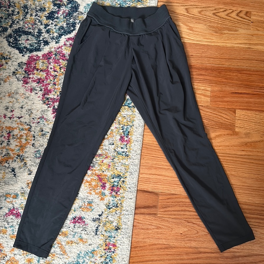 Athleta ankle Capri size 0 fits more like 2